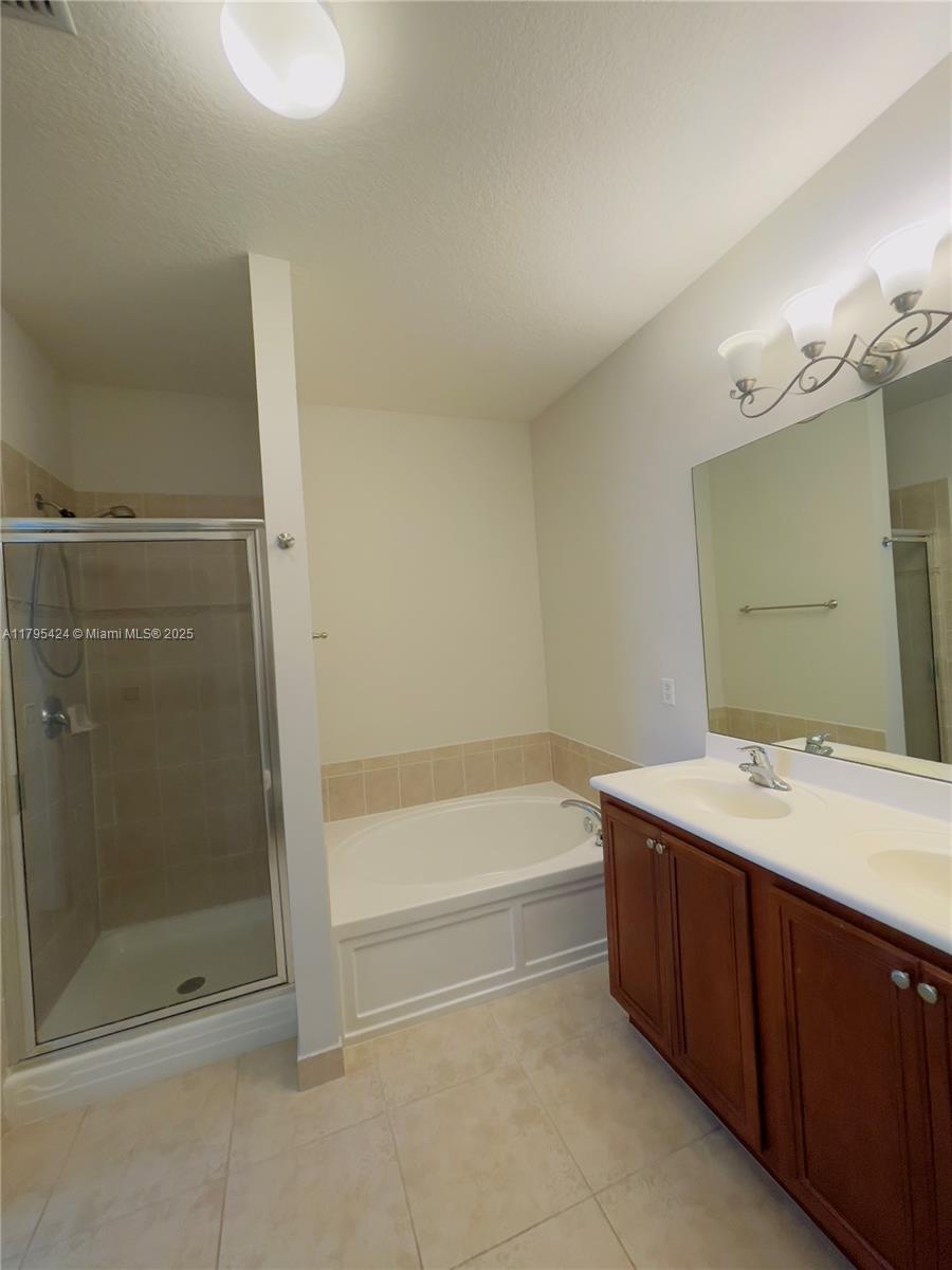 LEXINGTON LAKES - Residential