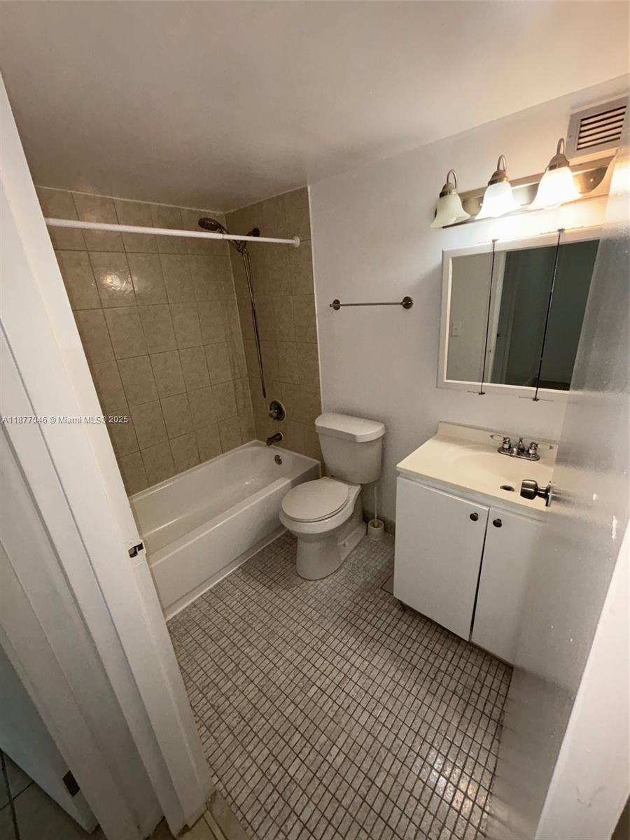 PLAZA OF AMERICAS CONDO P - Residential Lease