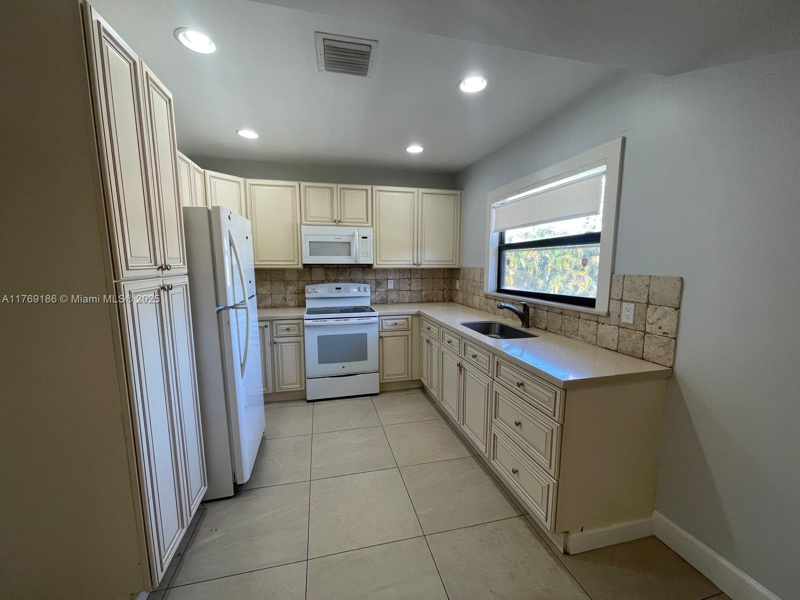 NORTH PALM BCH 3 - Residential Lease