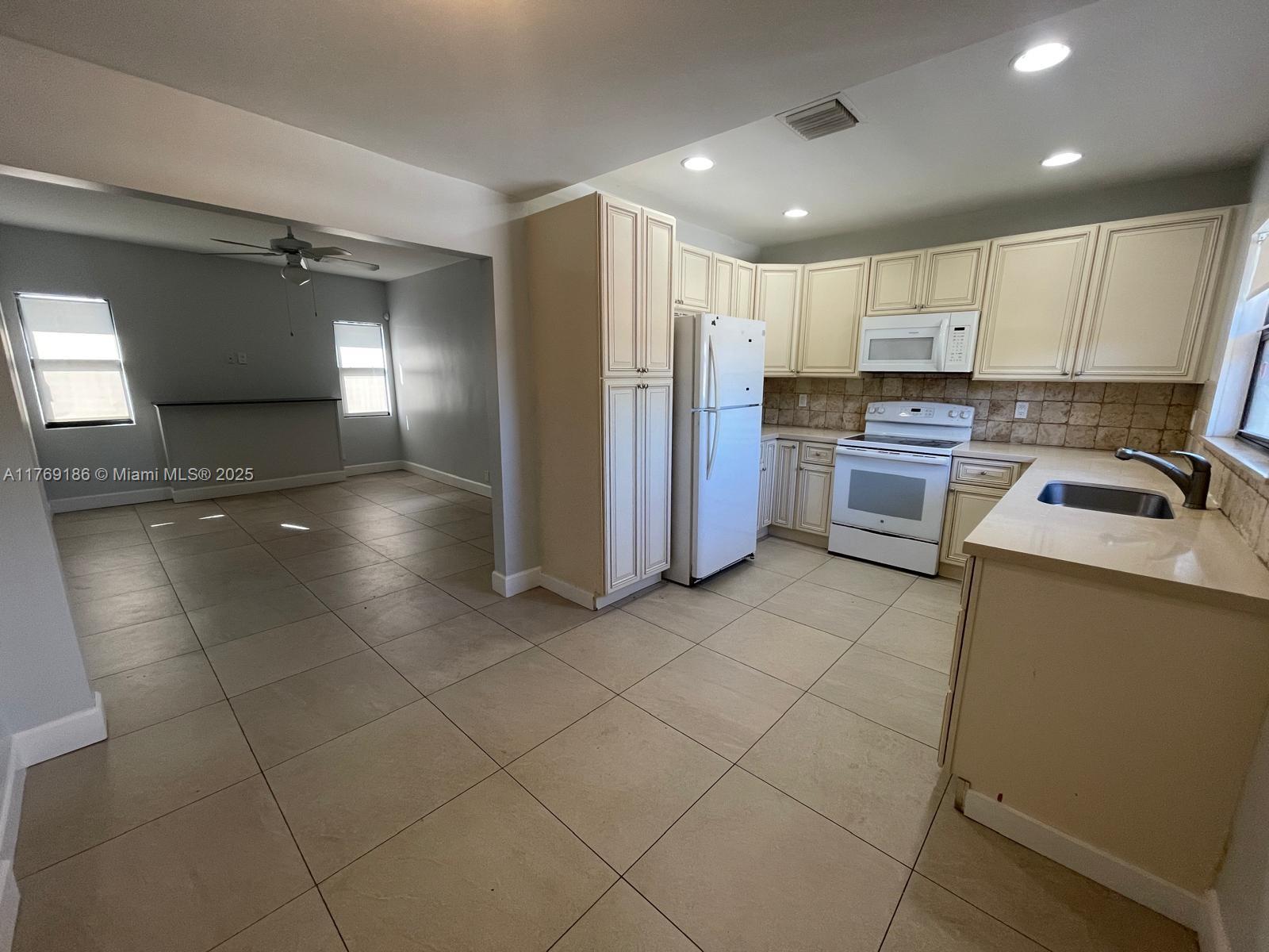 NORTH PALM BCH 3 - Residential Lease