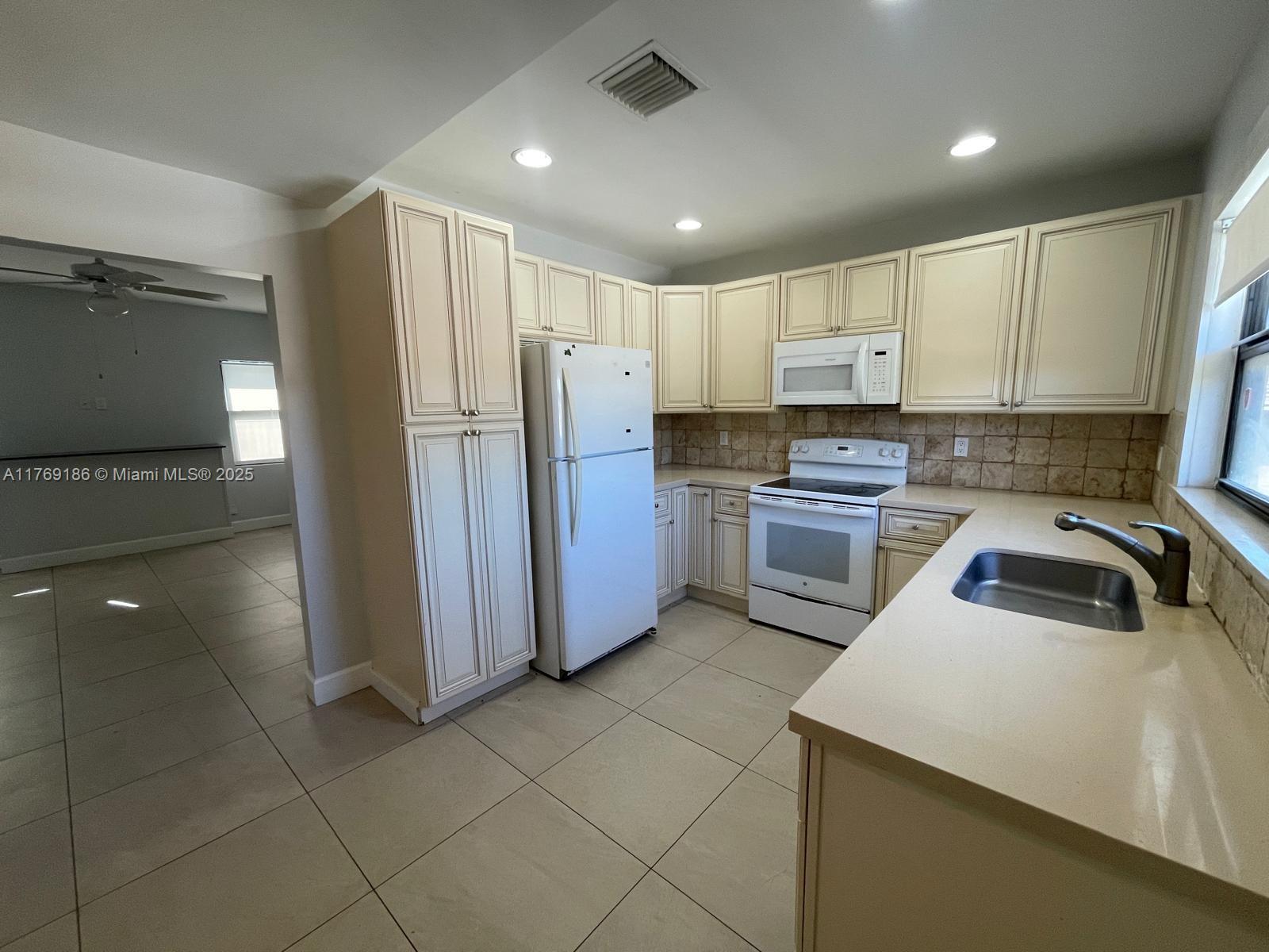 NORTH PALM BCH 3 - Residential Lease