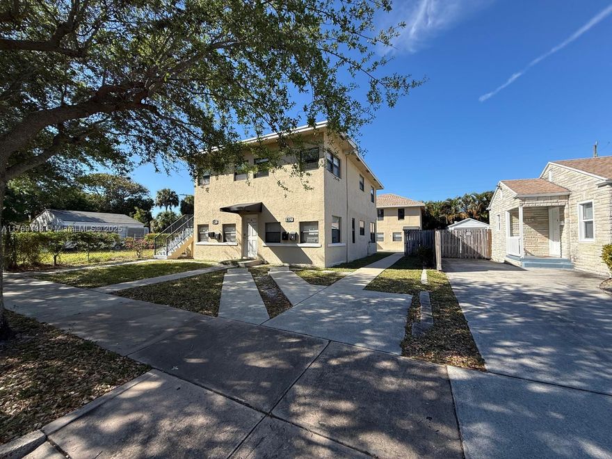 Beautiful 3 Bedrooms and 1 Bathroom in a second floor, beautiful kitchen, central A/C, water included, excellent location only one block to the ocean canal, five minutes to the beach.