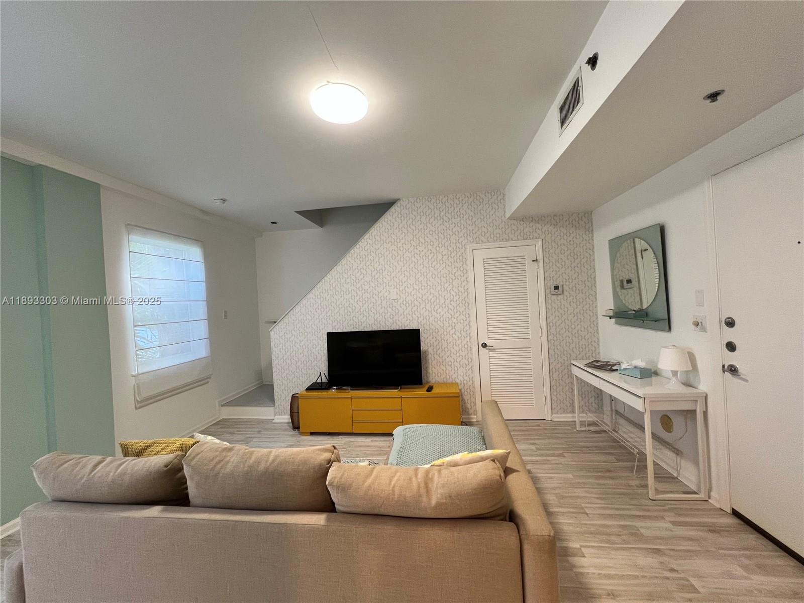 THE LINCOLN CONDO - Residential