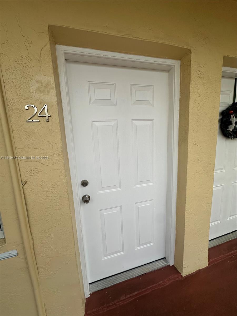 Updated 1/1 with Central AC, walk-in closet, washer/dryer on site, secure parking, walking distance to Miracle Mile.