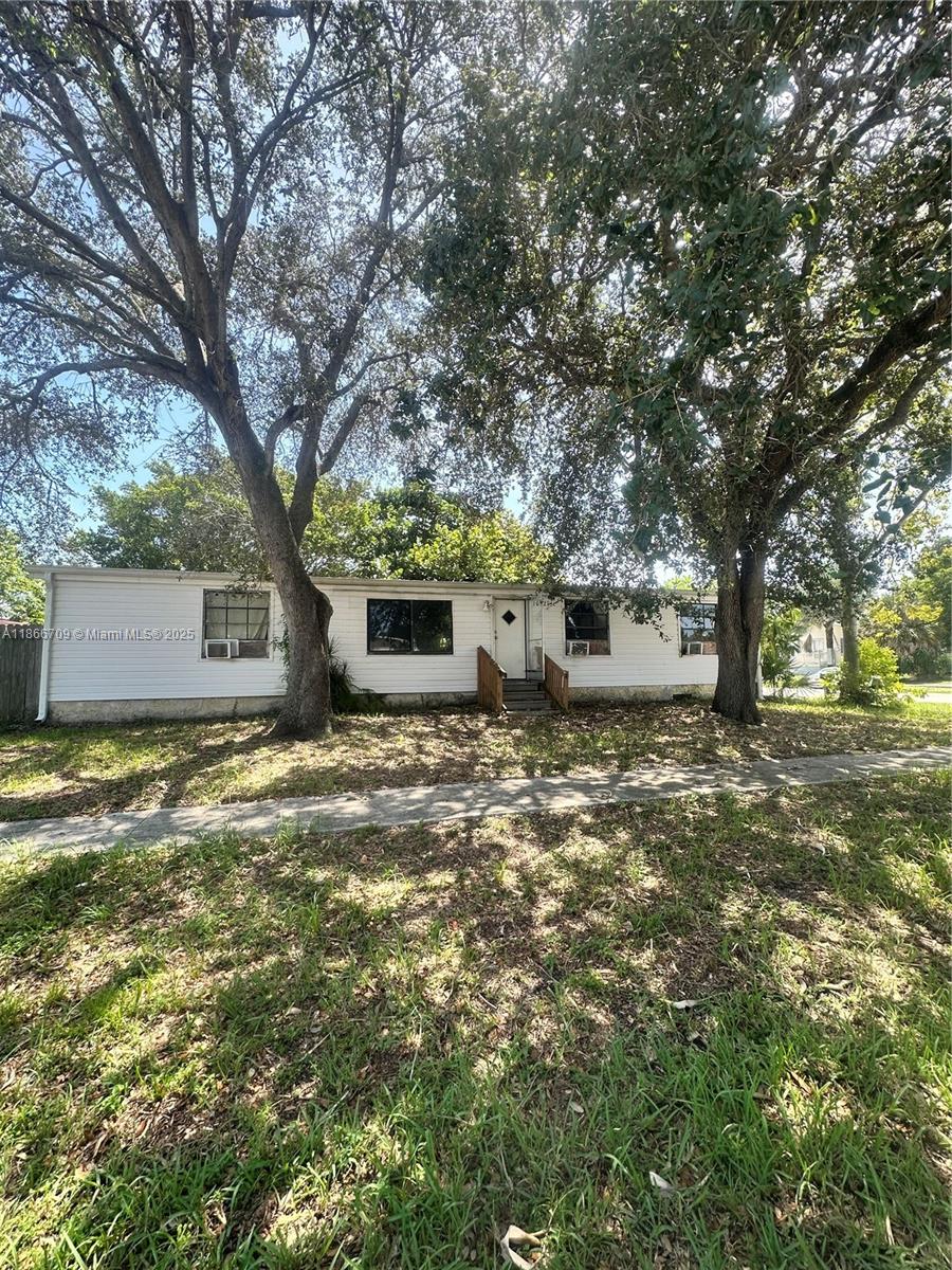 This beautiful double-wide mobile home offers:
? 3 Bedrooms / 2 Bathrooms
? Washer & Dryer included
? Spacious closets throughout
? Large fenced backyard with plenty of room to relax or entertain
? Extra storage shed for your convenience
The home is located in a family-friendly neighborhood in highly desirable West Boca Raton, just minutes away from supermarkets, gas stations, pharmacies, schools, and more.
With its open layout and generous space inside and out, this property is perfect for families looking for both comfort and convenience.
Don't miss the opportunity to make this charming condo your new home!
To apply for this rental, no prior evictions are accepted. Proof of income will be required. RAPID APPROVAL.
HABLAMOS ESPANOL
FALAMOS PORTUGUES