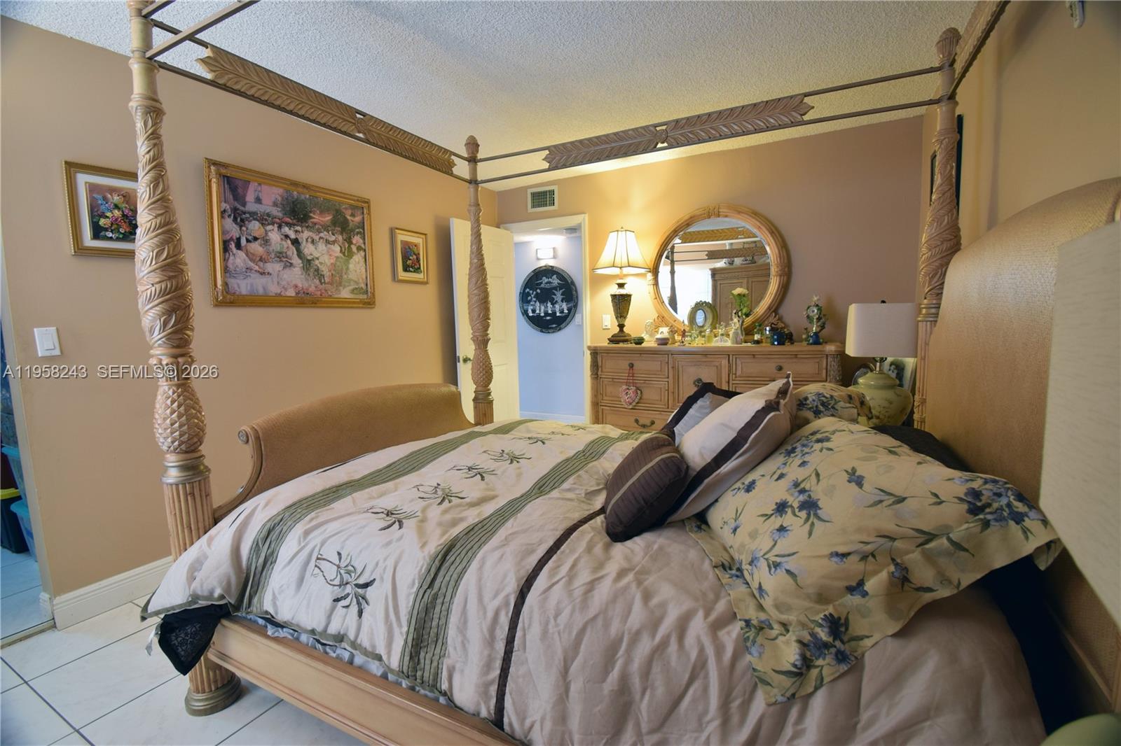 SOUTH WINDS CONDO - Residential