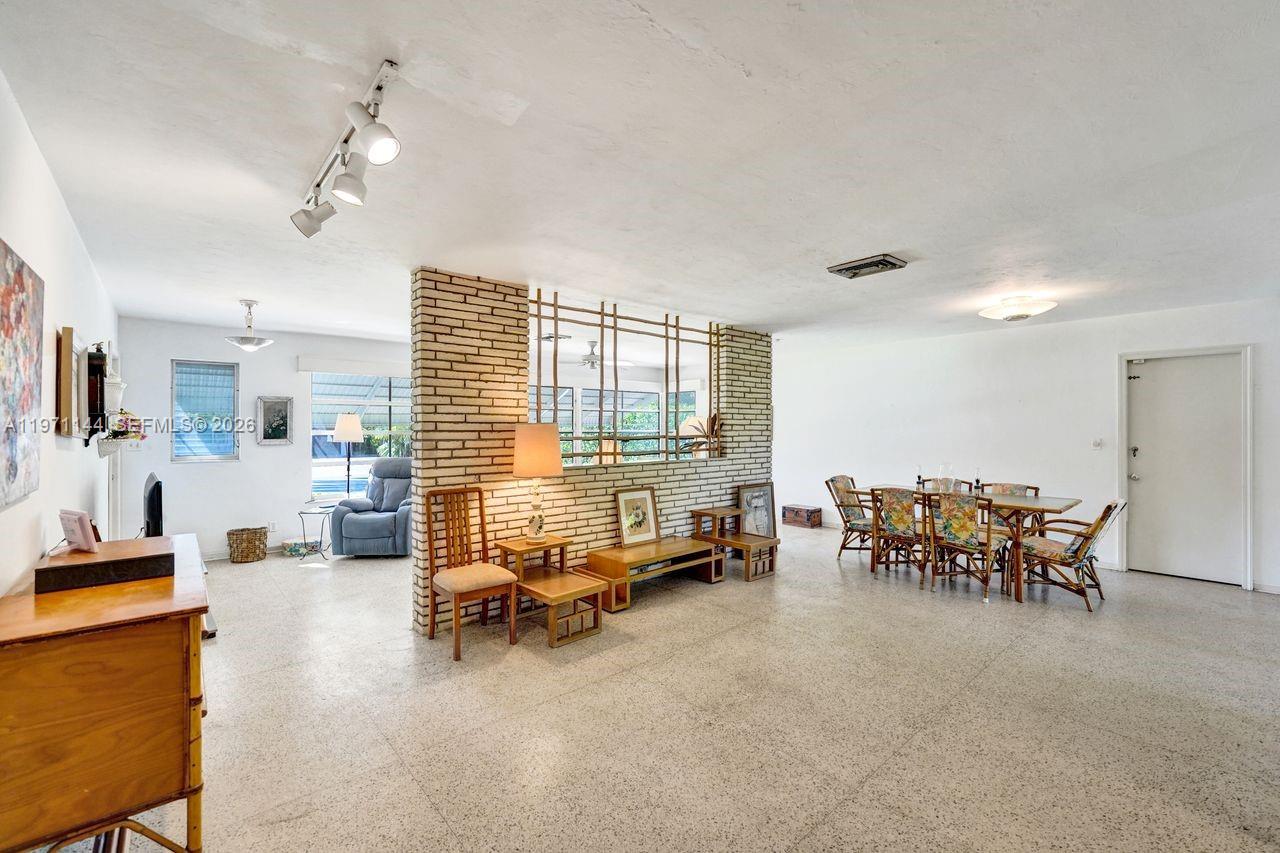 HOLLYWOOD LAKES - Residential