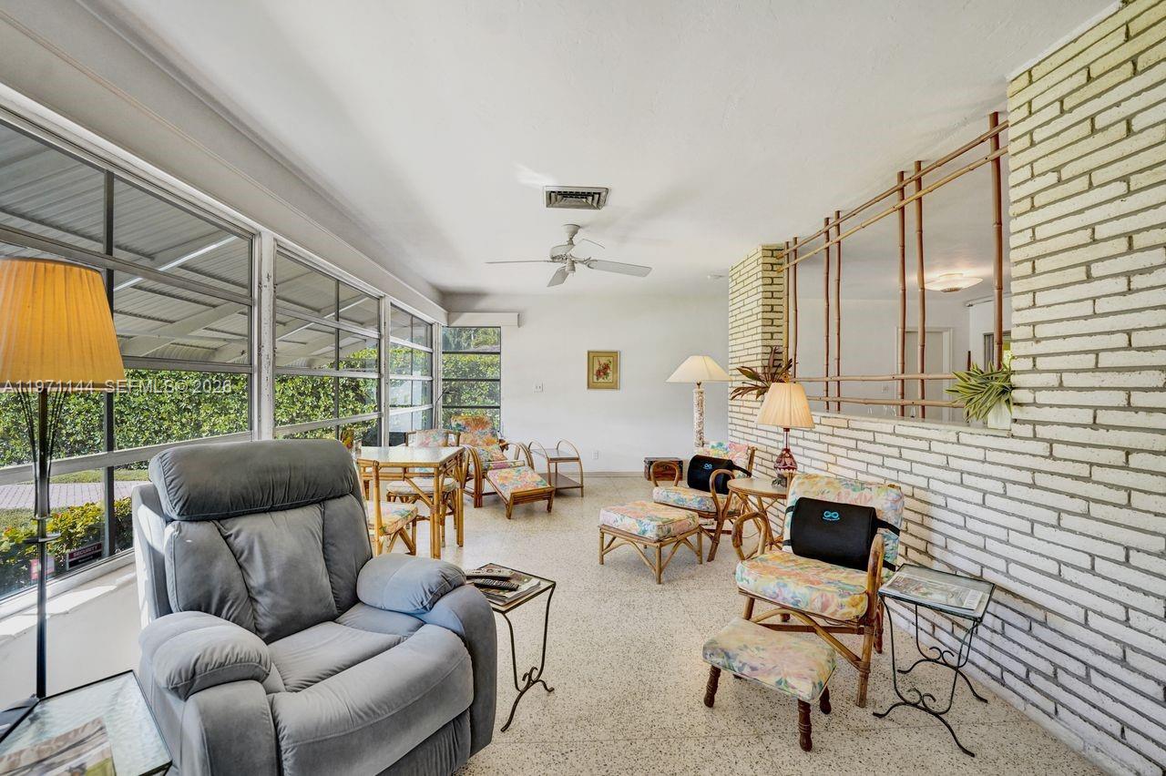 HOLLYWOOD LAKES - Residential