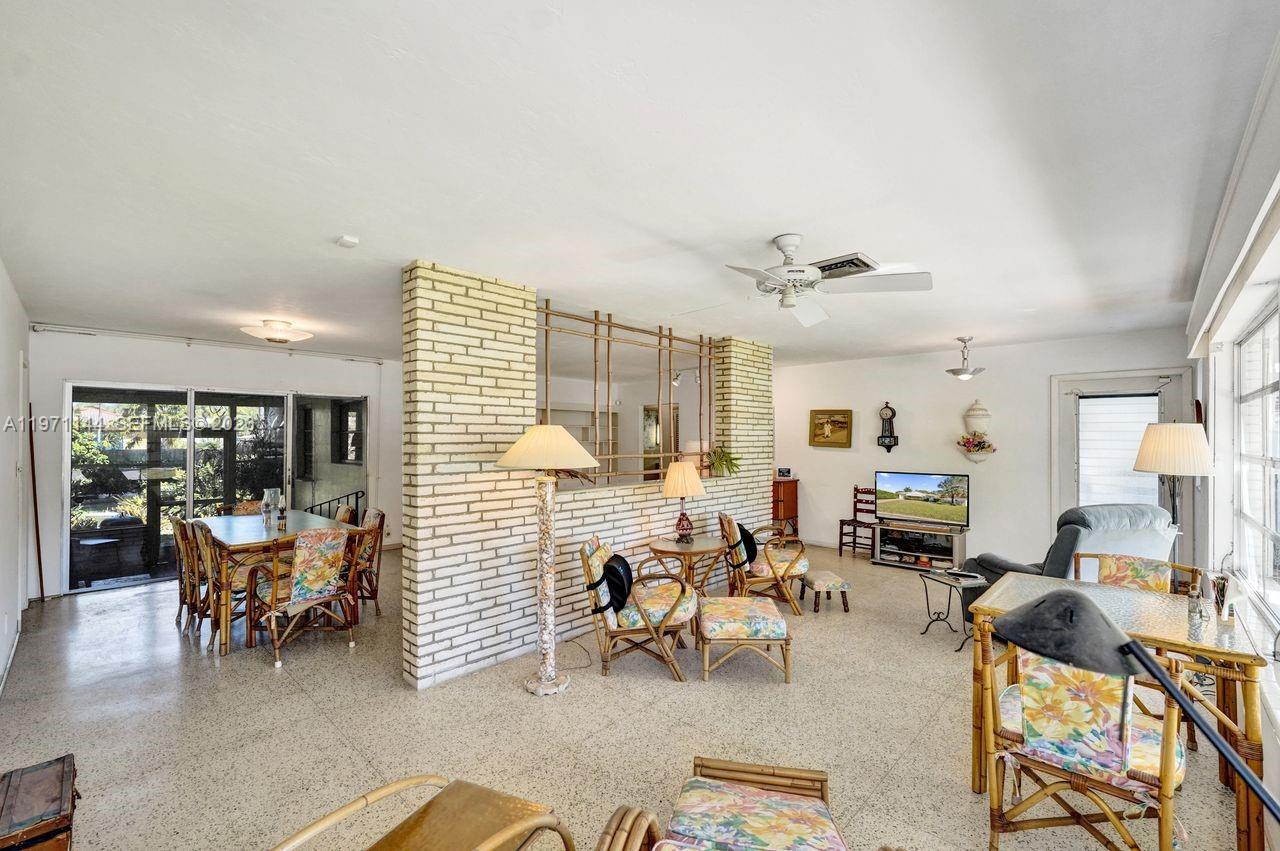 HOLLYWOOD LAKES - Residential