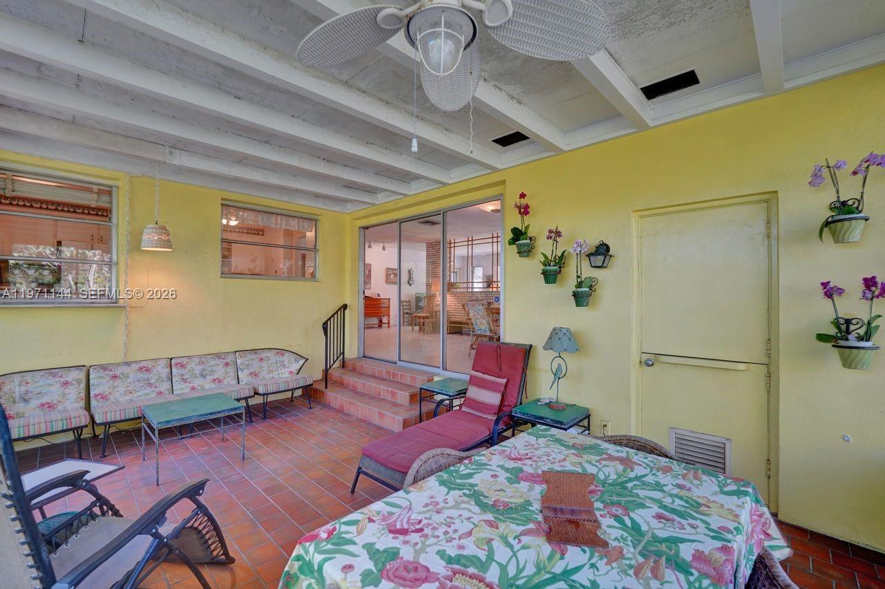 HOLLYWOOD LAKES - Residential