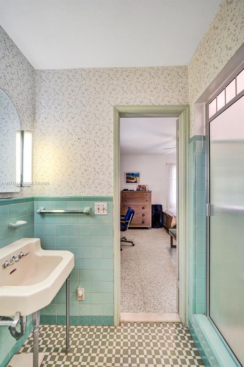 HOLLYWOOD LAKES - Residential