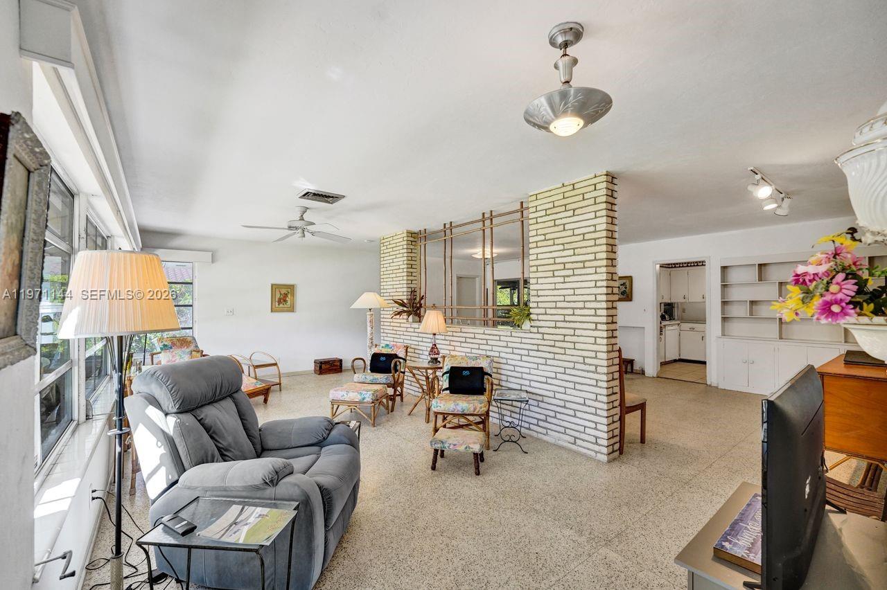 HOLLYWOOD LAKES - Residential