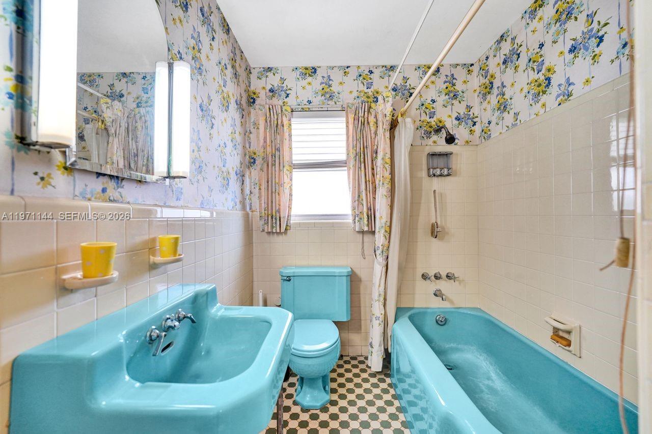 HOLLYWOOD LAKES - Residential