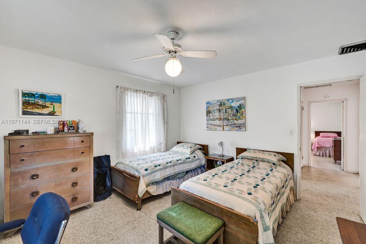 HOLLYWOOD LAKES - Residential