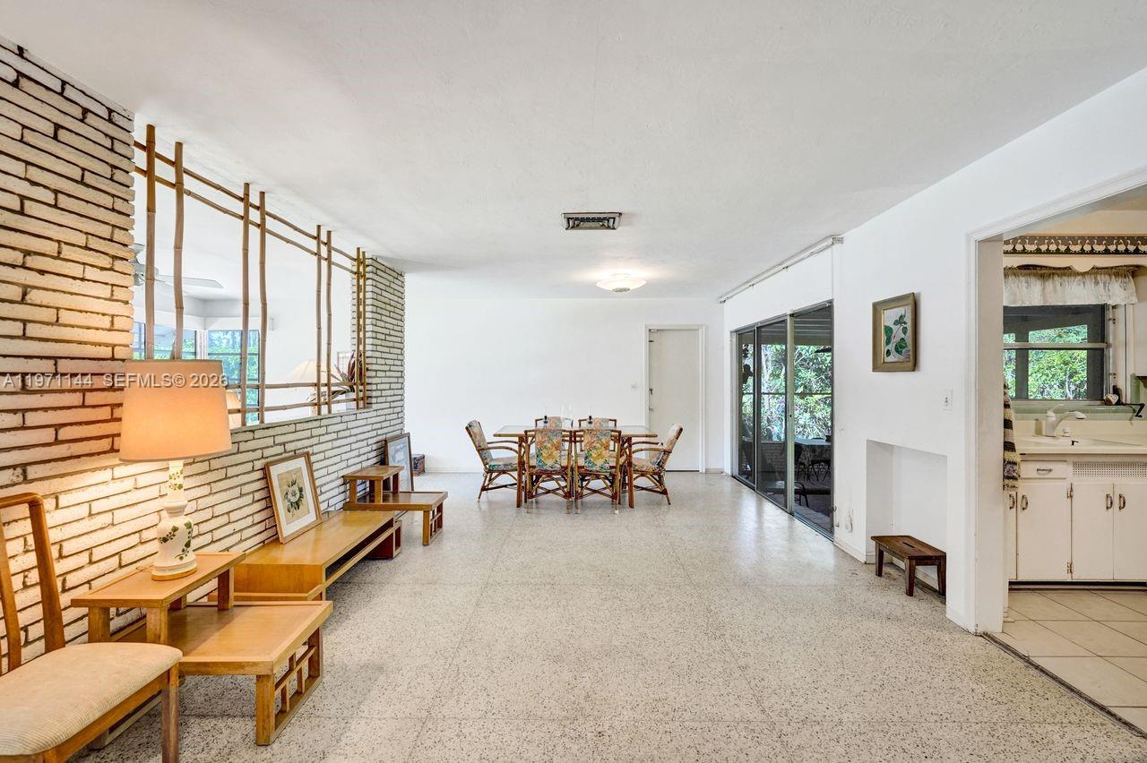 HOLLYWOOD LAKES - Residential