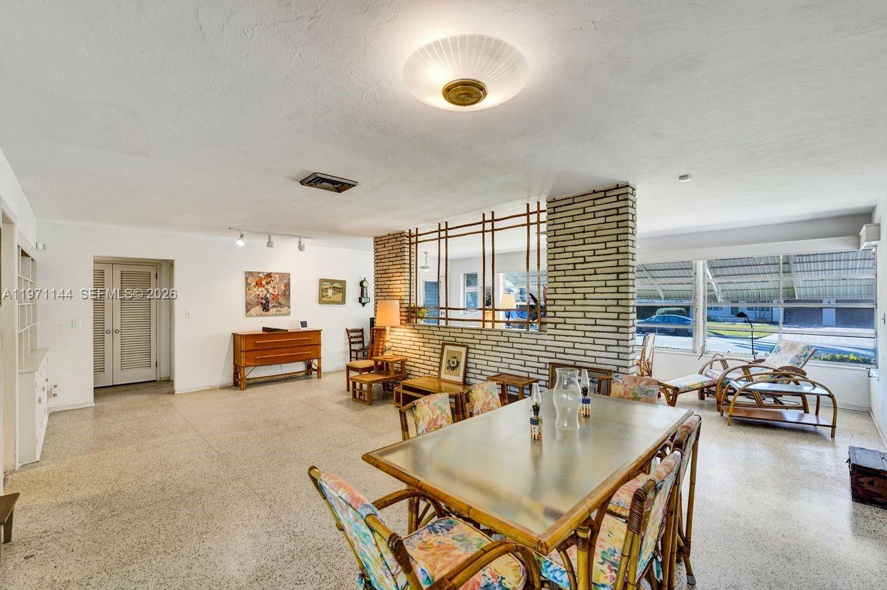 HOLLYWOOD LAKES - Residential