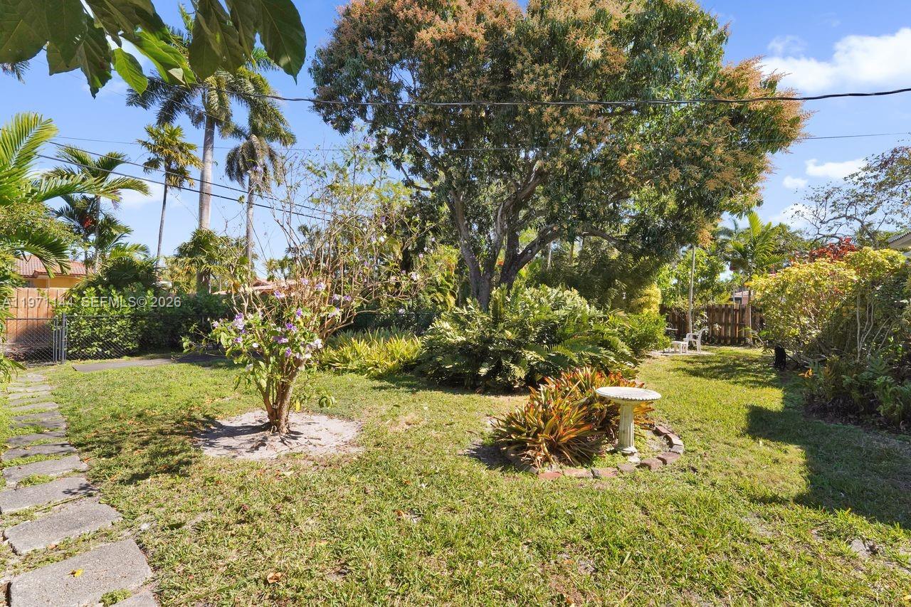 HOLLYWOOD LAKES - Residential