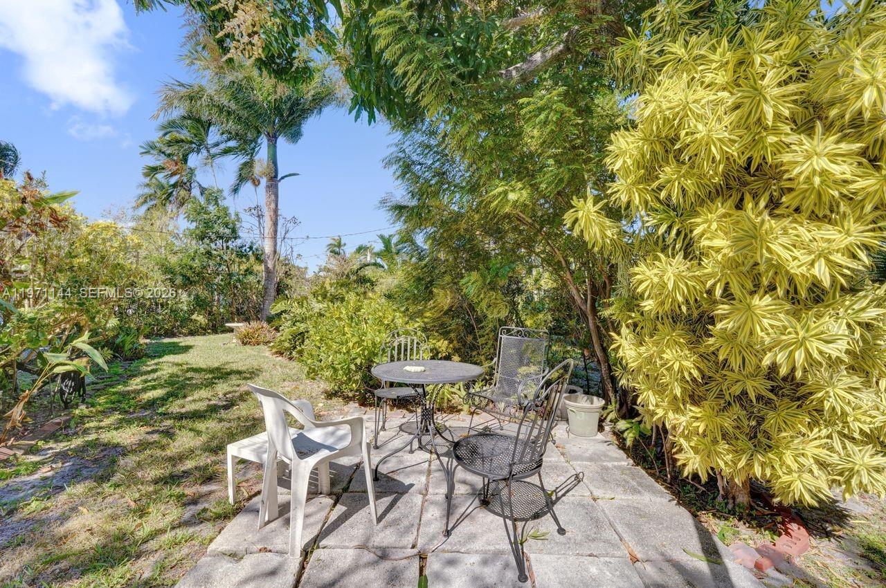 HOLLYWOOD LAKES - Residential