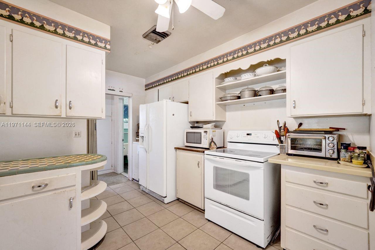 HOLLYWOOD LAKES - Residential