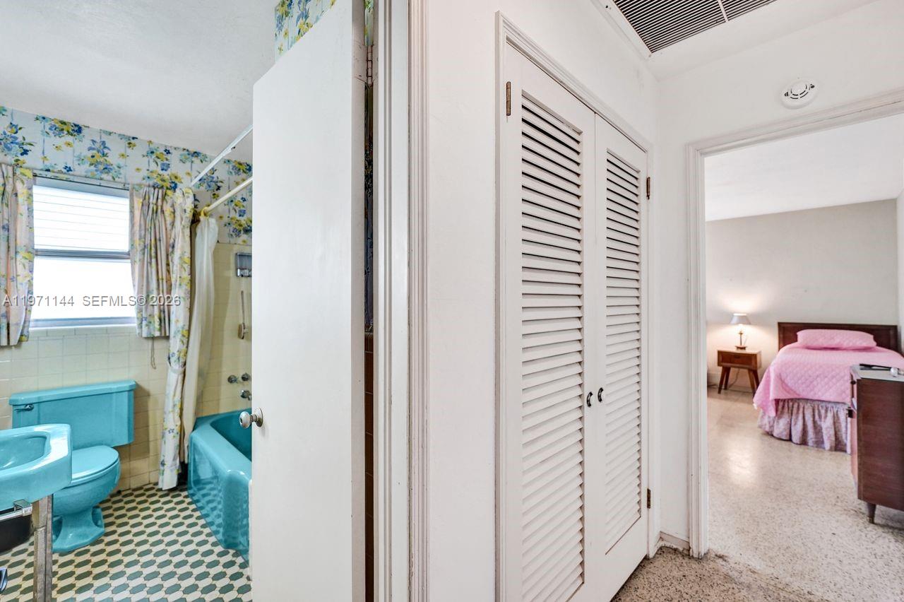 HOLLYWOOD LAKES - Residential