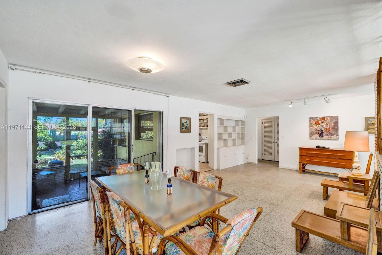 HOLLYWOOD LAKES - Residential