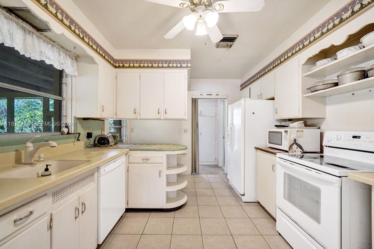 HOLLYWOOD LAKES - Residential