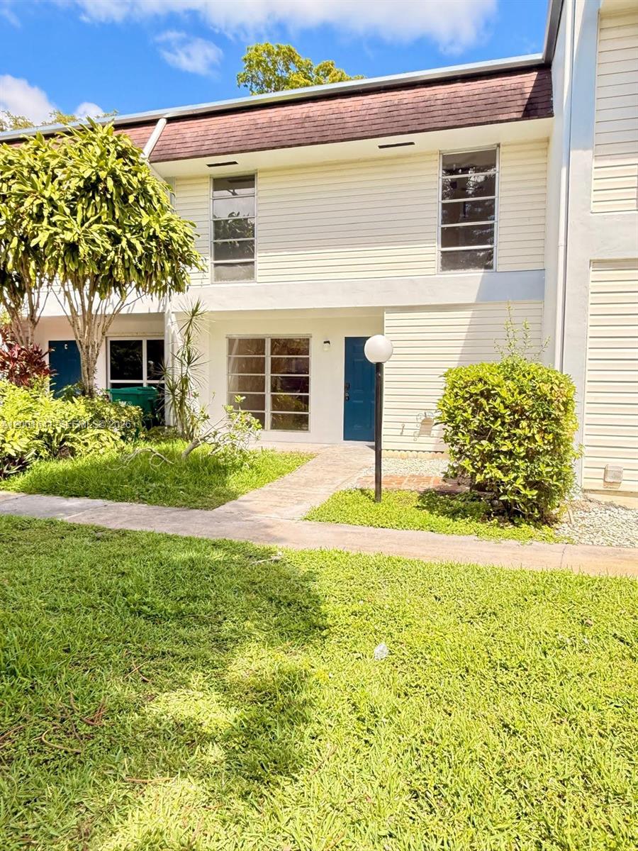 HOLLYWOOD GARDENS CONDOMI - Residential Lease