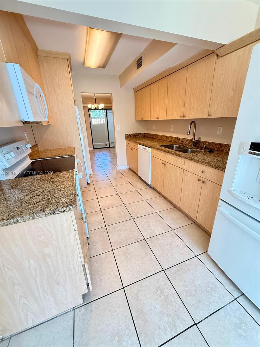 HOLLYWOOD GARDENS CONDOMI - Residential Lease