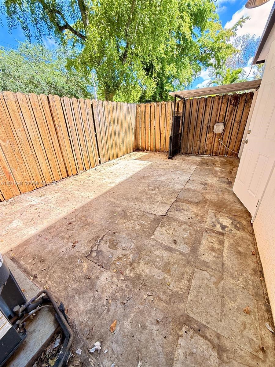 HOLLYWOOD GARDENS CONDOMI - Residential Lease