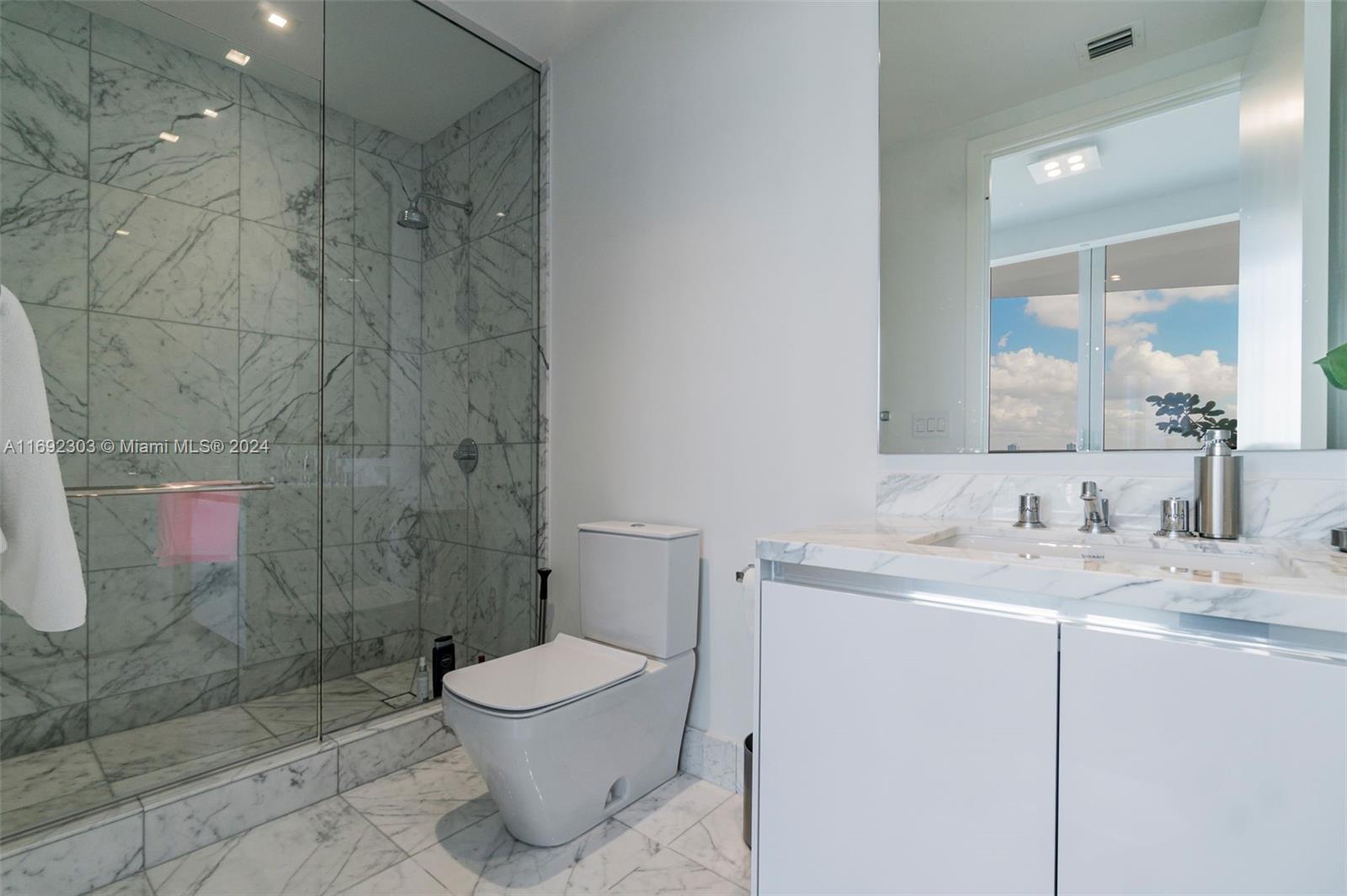 JADE SIGNATURE CONDO - Residential