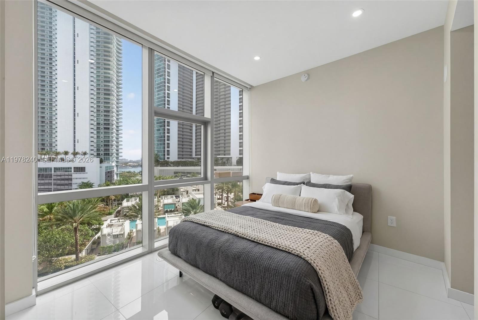 PARAMOUNT MIAMI WORLDCENT - Residential Lease
