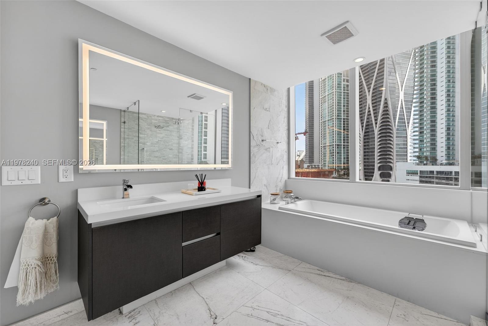 PARAMOUNT MIAMI WORLDCENT - Residential Lease