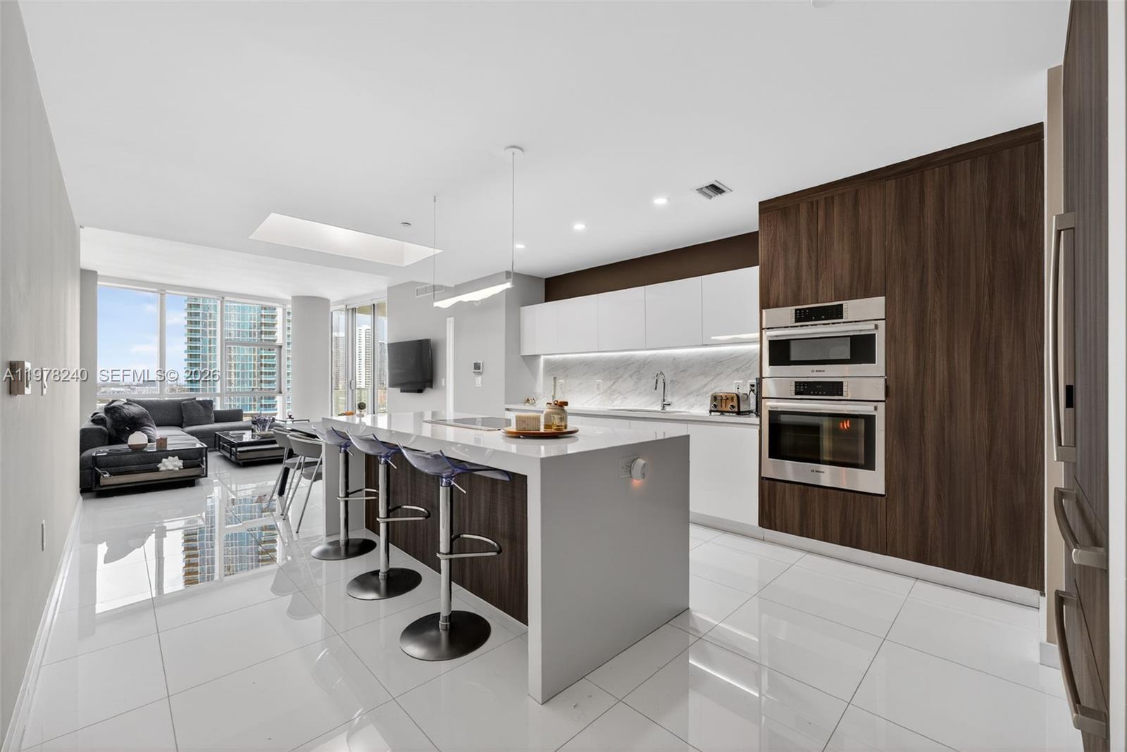 PARAMOUNT MIAMI WORLDCENT - Residential Lease