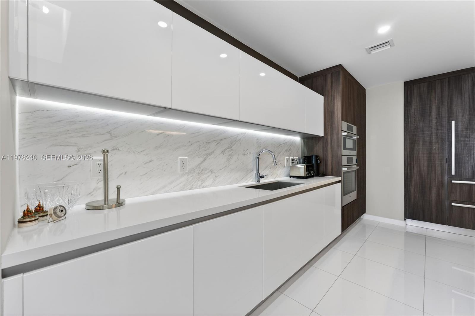 PARAMOUNT MIAMI WORLDCENT - Residential Lease