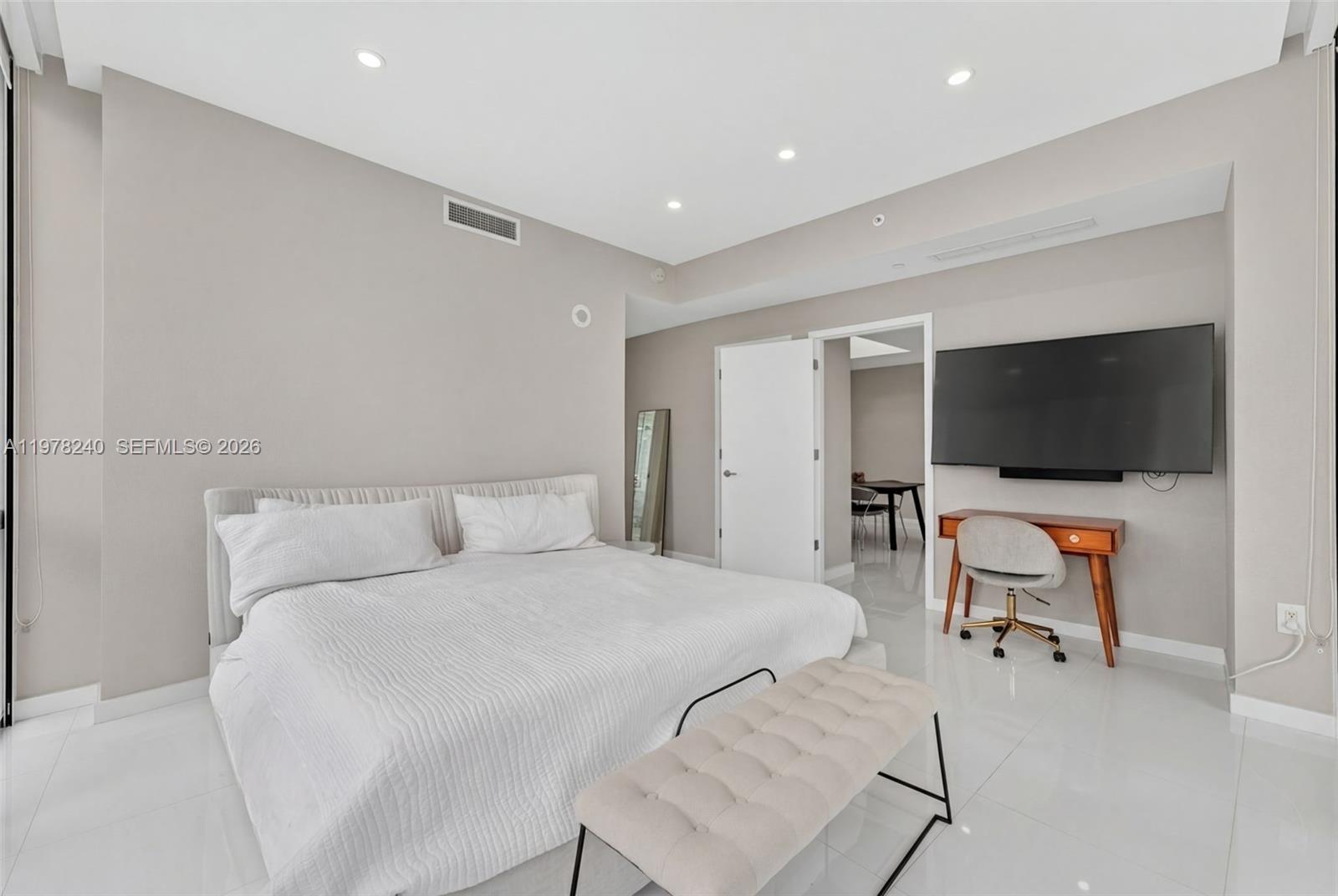 PARAMOUNT MIAMI WORLDCENT - Residential Lease