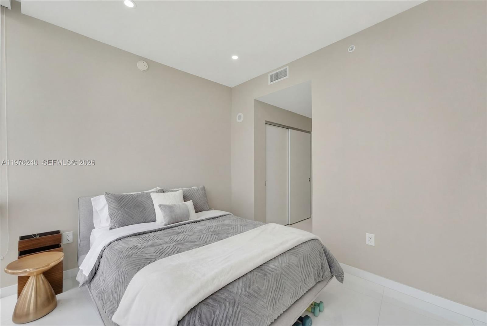 PARAMOUNT MIAMI WORLDCENT - Residential Lease