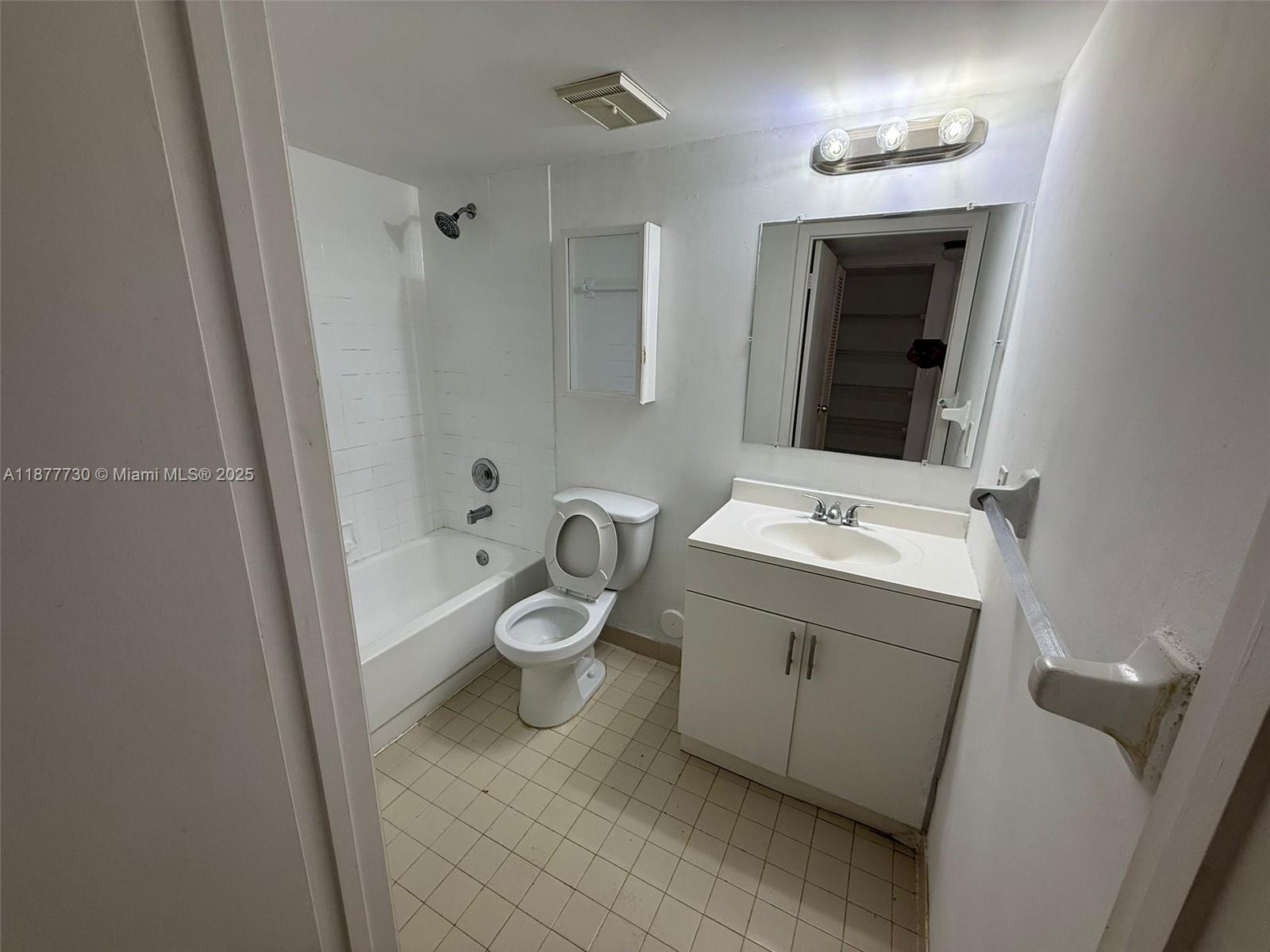 VILLAS AT LAKEVIEW CONDO - Residential Lease