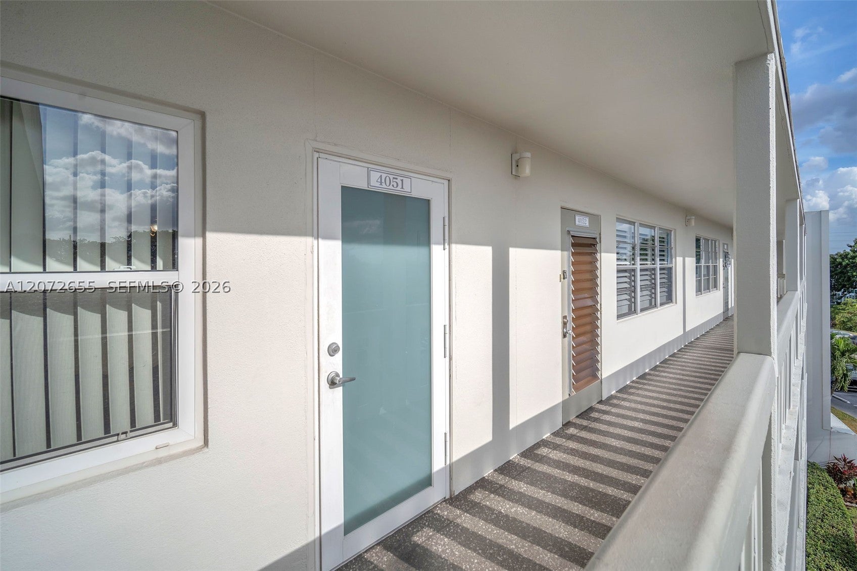 4051 N Newport N 4051