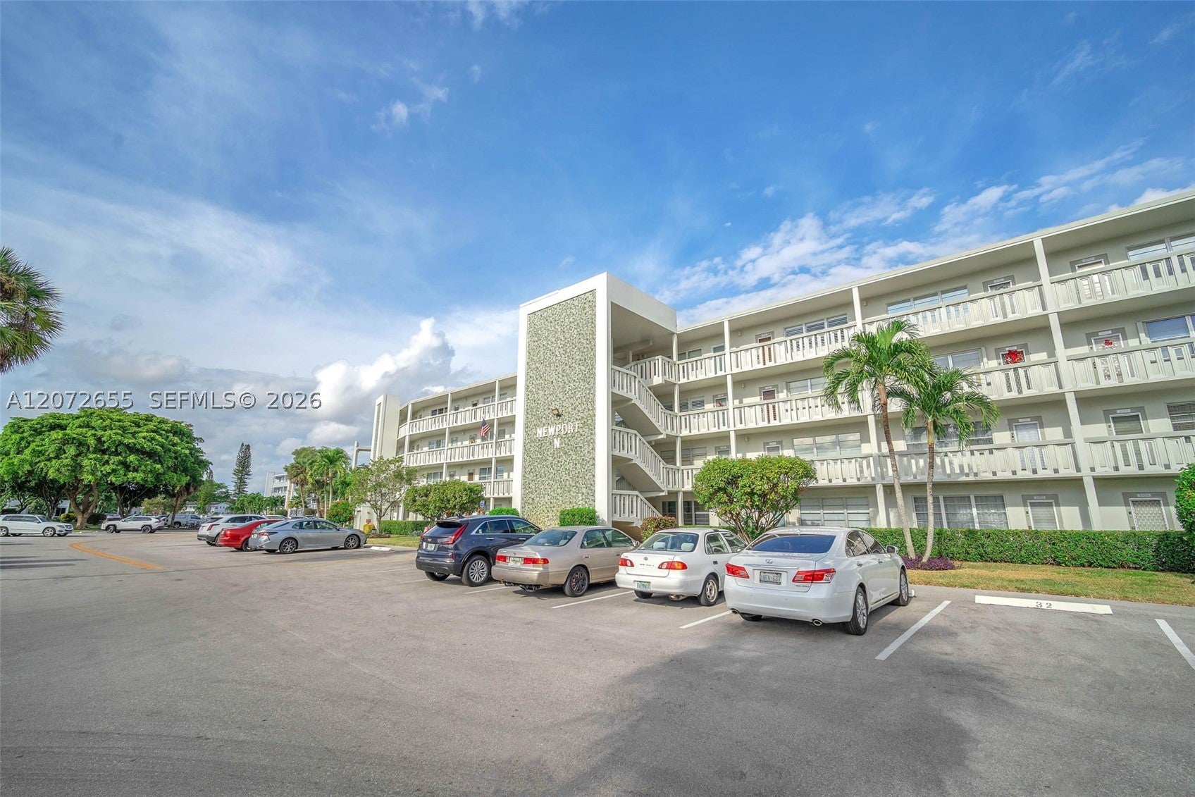 4051 N Newport N 4051