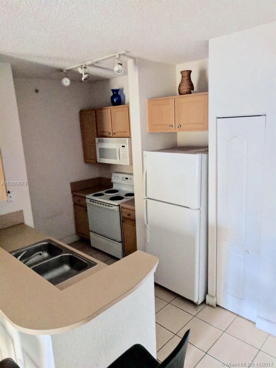 Fresh painted ready to move in 1/1beautifull apartment with a gorgeous pool view. Parking space, 24/7 private security! Full size washer and drier inside, walking closet. Storm shutters. Perfect for student or executive.
Conveniently located near to University of Miami, Larkins Hospital & Ross University, Metro-rail station, Hospitals, Sunset Place shopping mall, Dadeland mall, Coconut Grove and the Gables.
Valencia's amenities include clubhouse, meditation garden, fitness center and more.