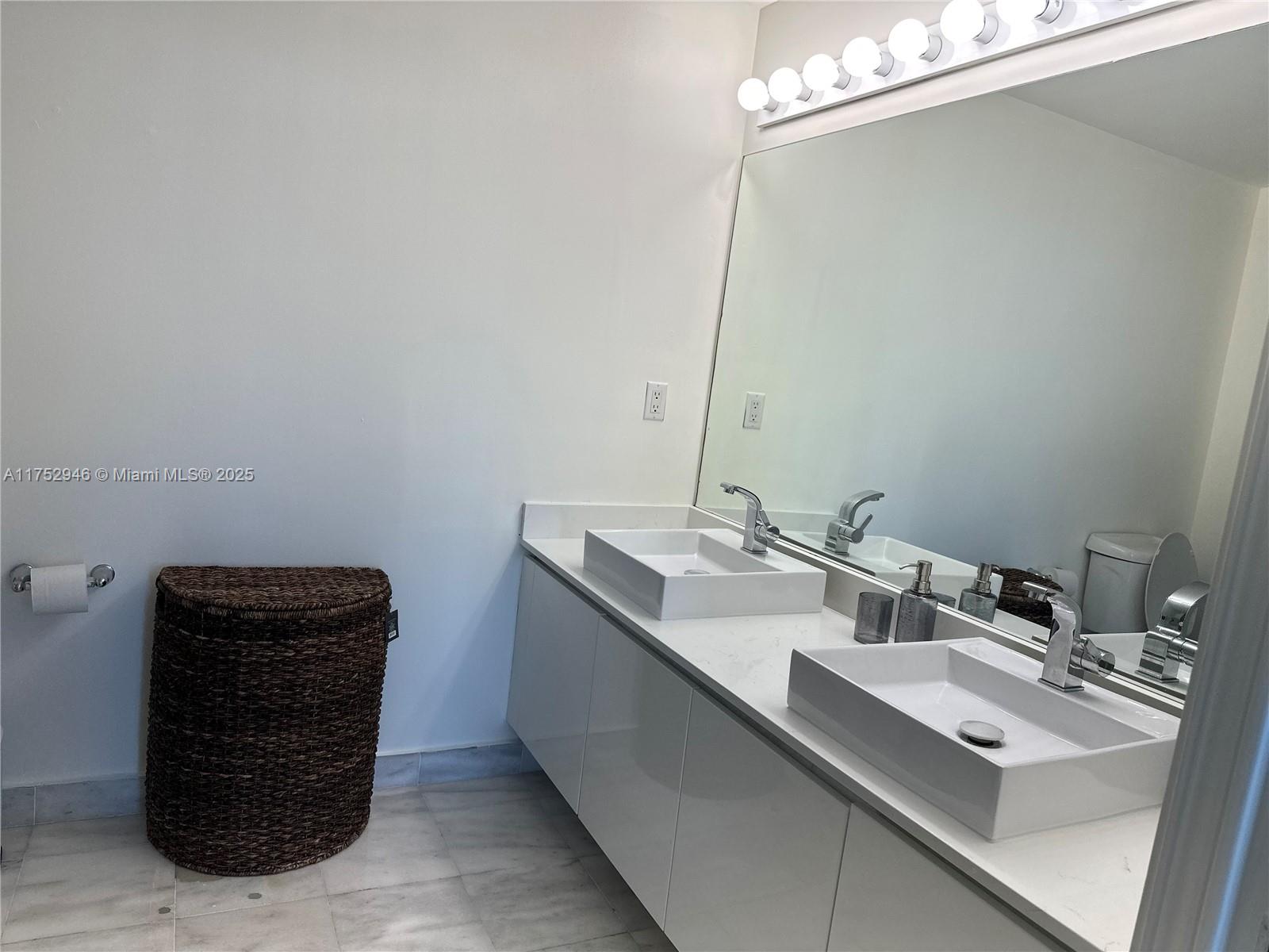 BLUE CONDO - Residential