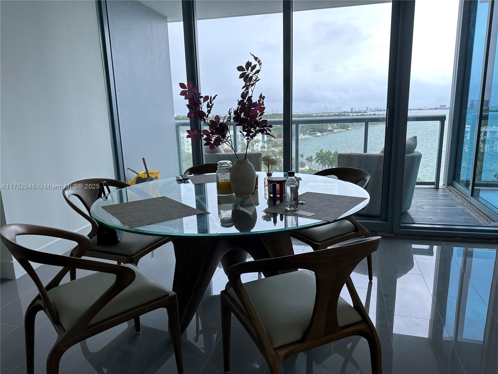 BLUE CONDO - Residential