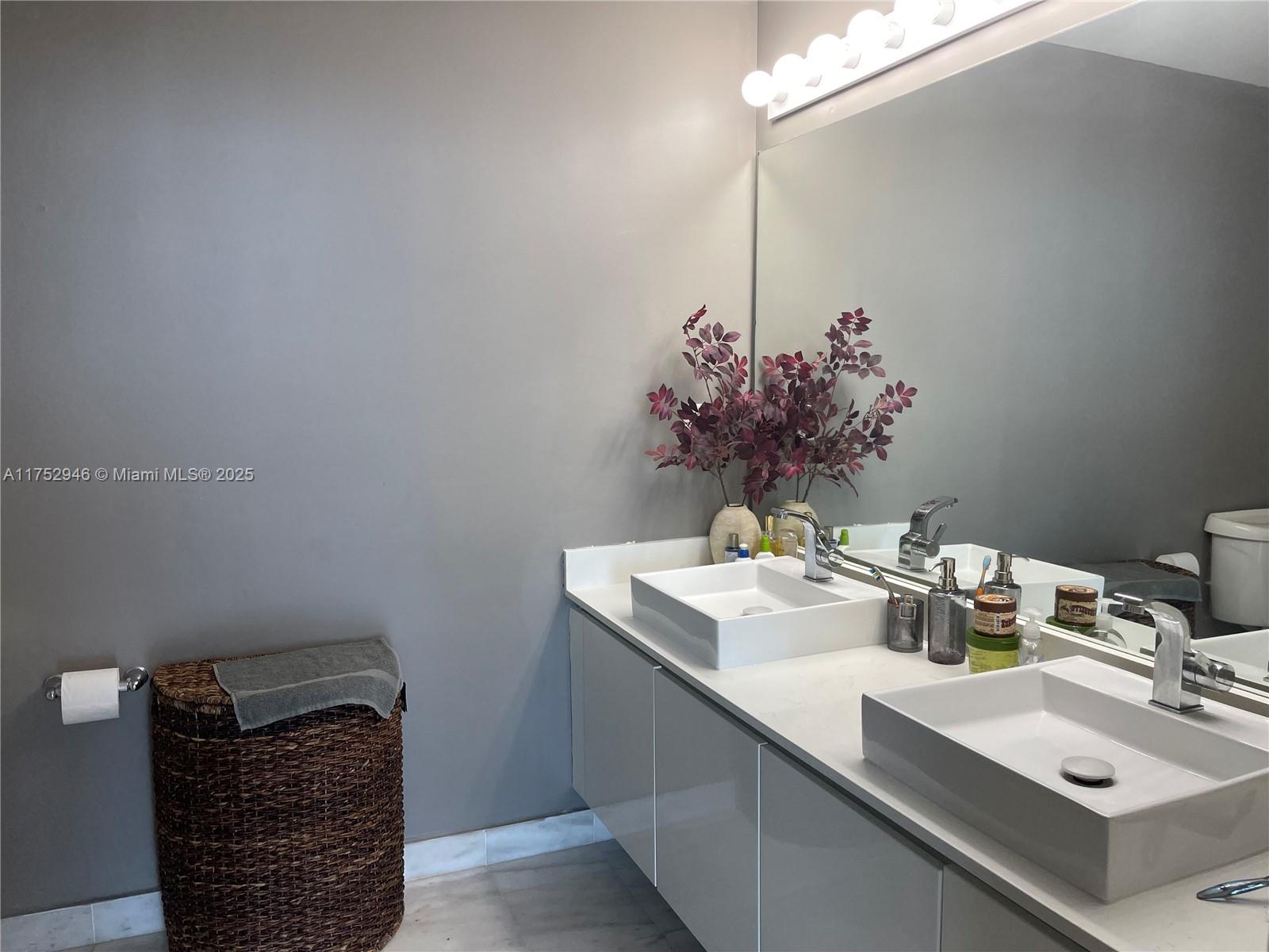 BLUE CONDO - Residential