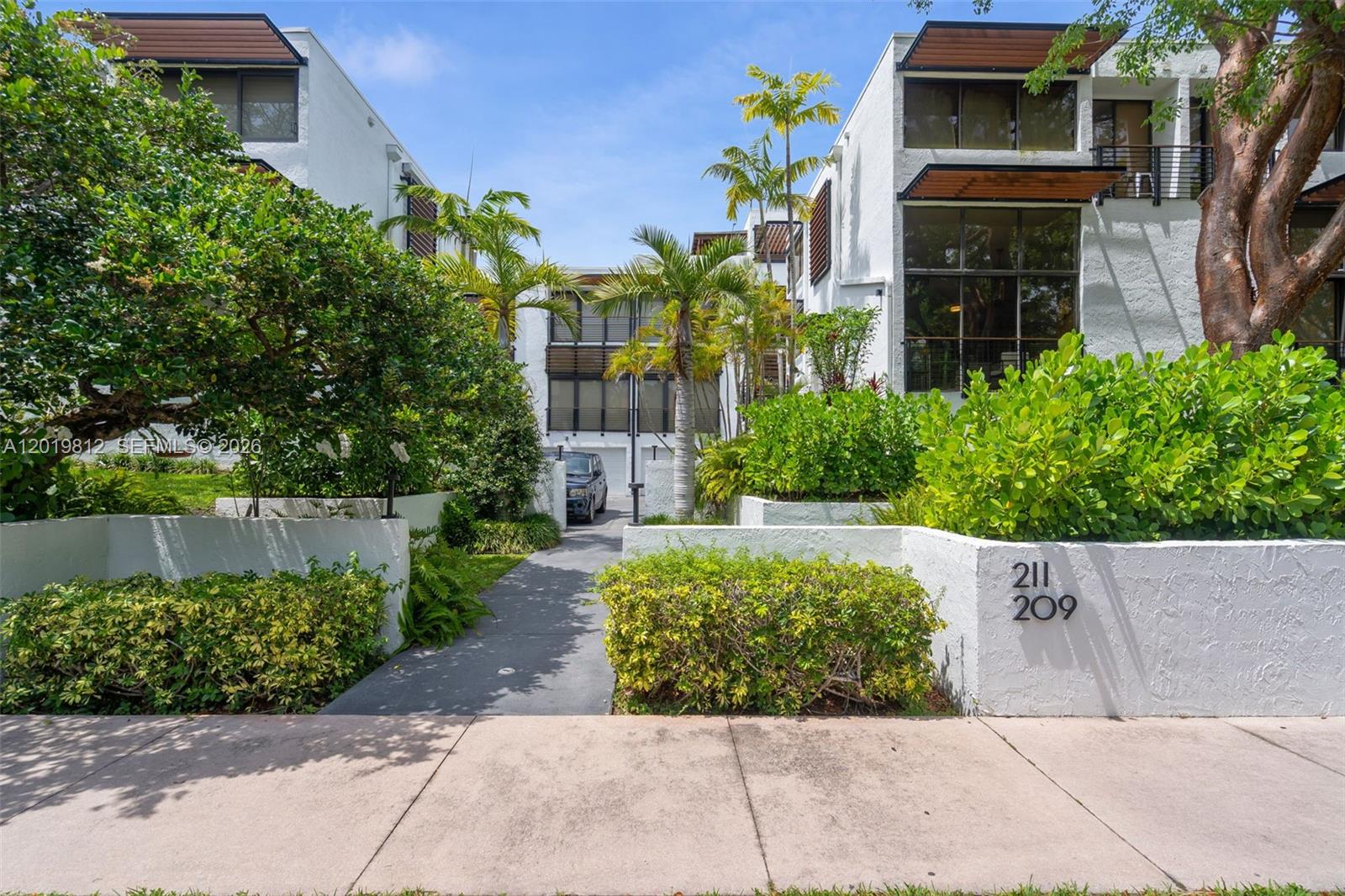 GDNS OF KEY BISC-ALHAMBRA - Residential