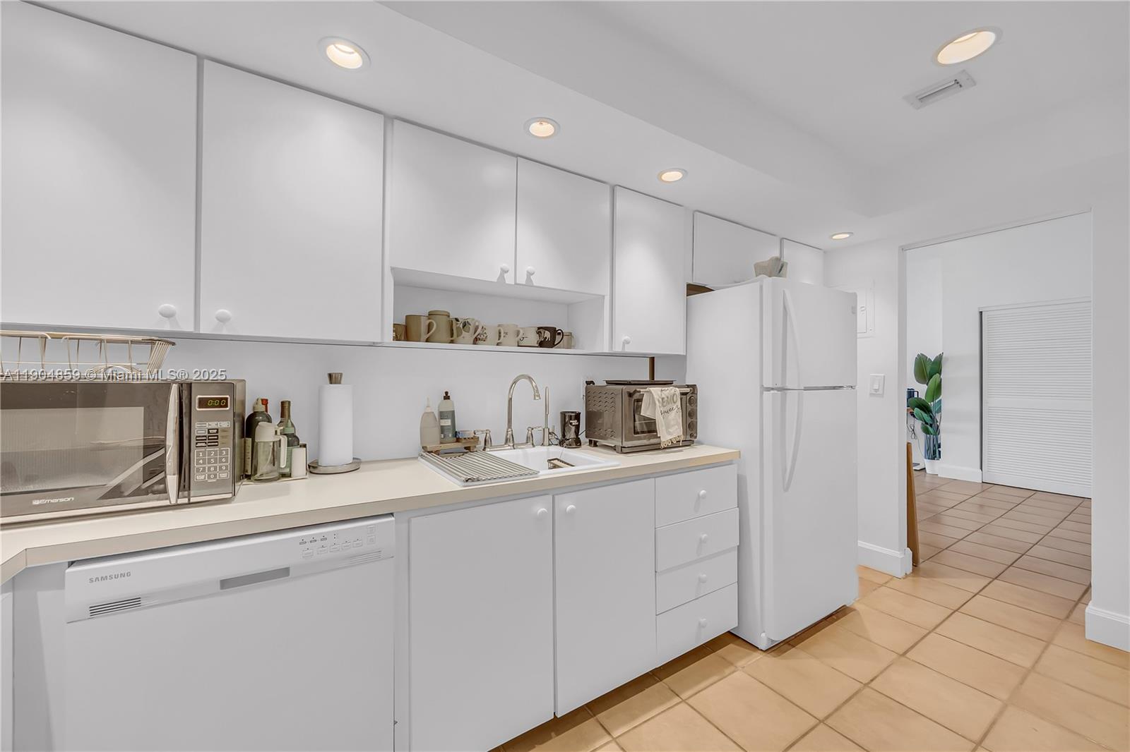 GABLES WATERWAY TOWERS CO - Residential