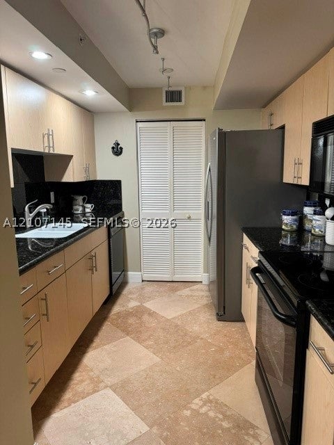 6917 Collins Ave 810