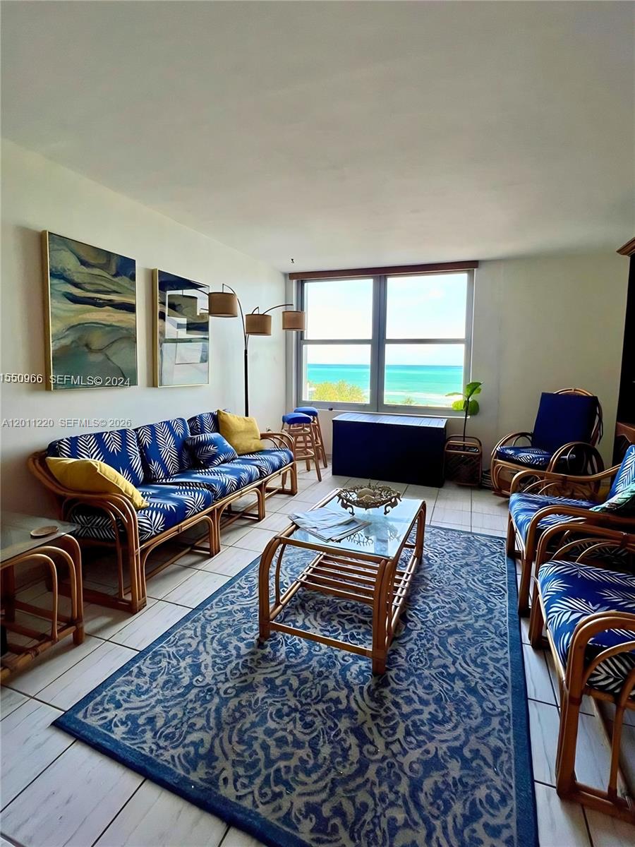 2899 Collins Ave 905