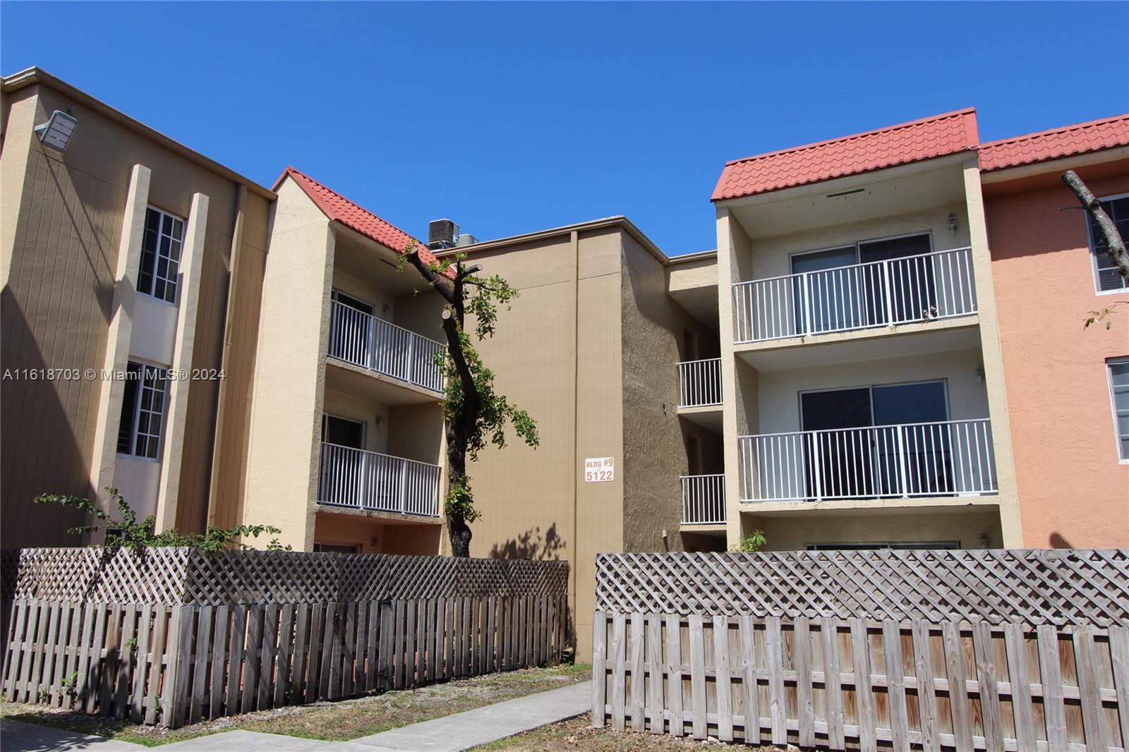 COZY UNIT AT DORAL GARDENS COMMUNITY. VIEW TO THE GARDEN SURROUNDED BY
BIG TREES, CERAMIC AND LAMINATE FLOORS, ASSIGNED PARKING SPOT. ENJOY THE AMENITIES AND DESIRABLE LOCATION.