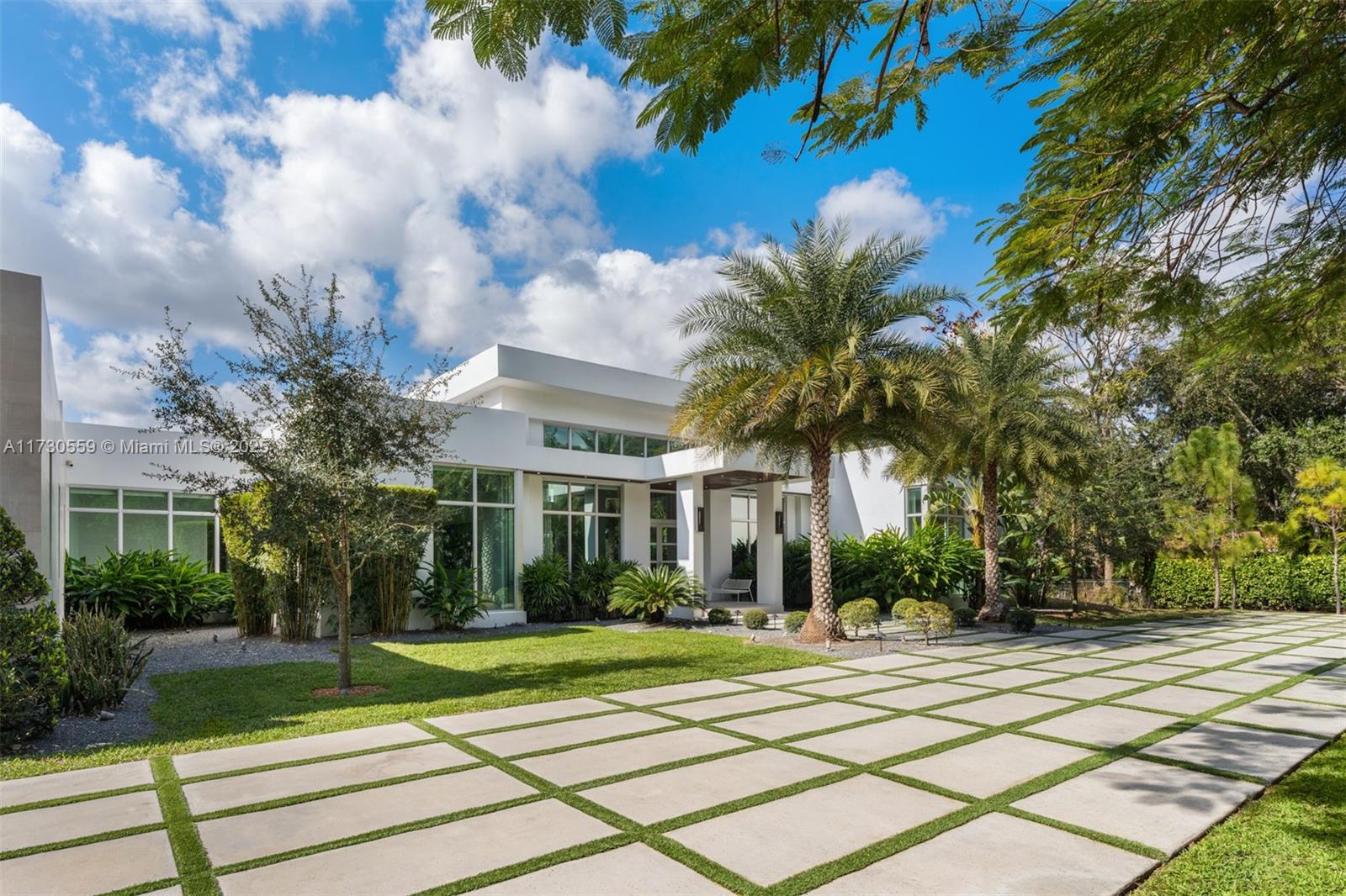 TOWN & RANCH ESTS - Residential