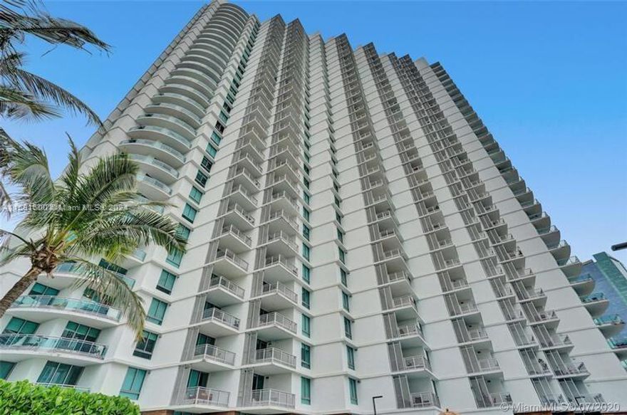 BEAUTIFUL OPEN LOFT STYLE LAYOUT 1 BED / 1 BATH WITH FOYER ENTRANCE. 698 SQFT OPEN LIVING WITH PLENTY OF NATURAL LIGHT. FULL KITCHEN WITH WOOD CABINETRY, STAINLESS STEEL APPLIANCES. WASHER AND DRYER STACK IN UNIT. LARGE BALCONY WITH AMAZING WEST SUNSET VIEWS. CERAMIC FLOORS THROUGHOUT, MARBLE BATHROOM WITH TUB AND WALKIN CLOSET. FULL AMENITIES CONDO WITH POOL, FITNESS CENTER, JACUZZI, RACQUET BAL COURT, PARTY ROOM, GAME ROOM, SPA AND MORE. 24 HOUR VALET AND CONCIERGE. WALKING DISTANCE TO BRICKELL CITY CENTRE. FAST AND EASY ACCESS TO I-95.